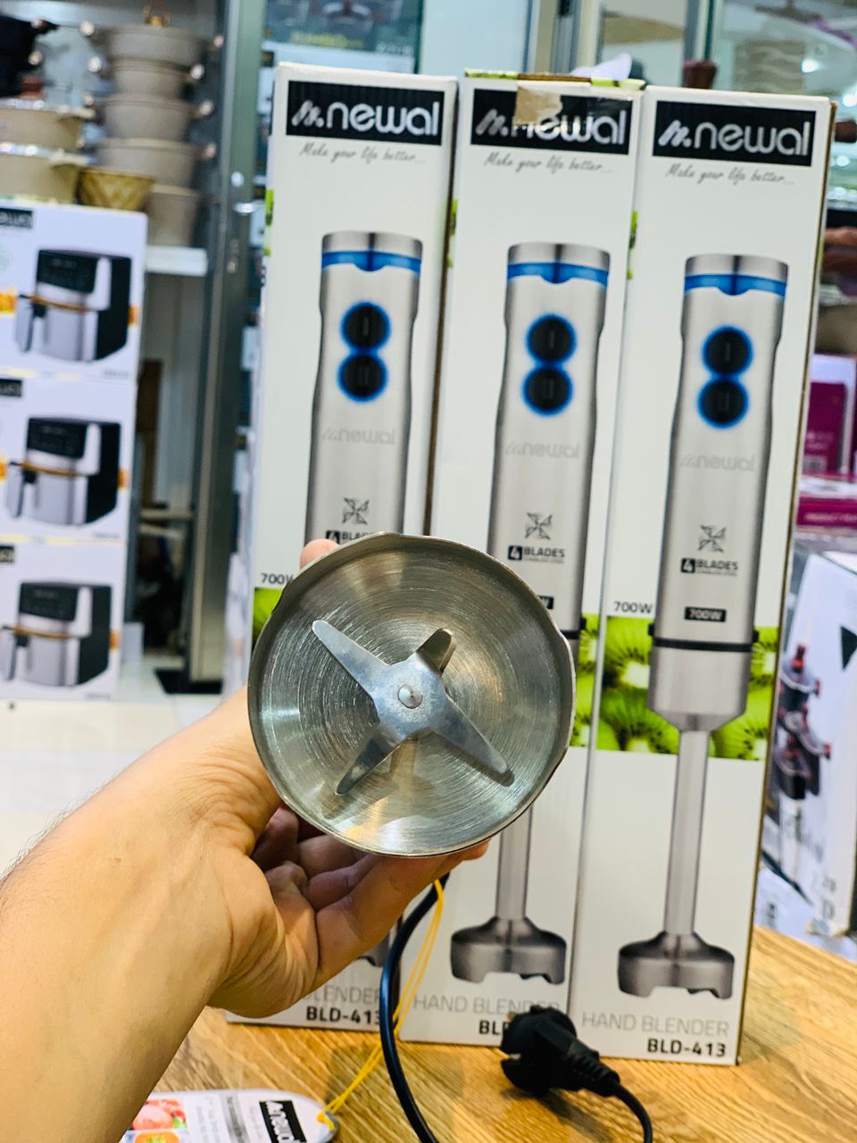 گوشتکوب برقی نوال BLD-413: دستیاری قدرتمند و کارآمد در آشپزخانه