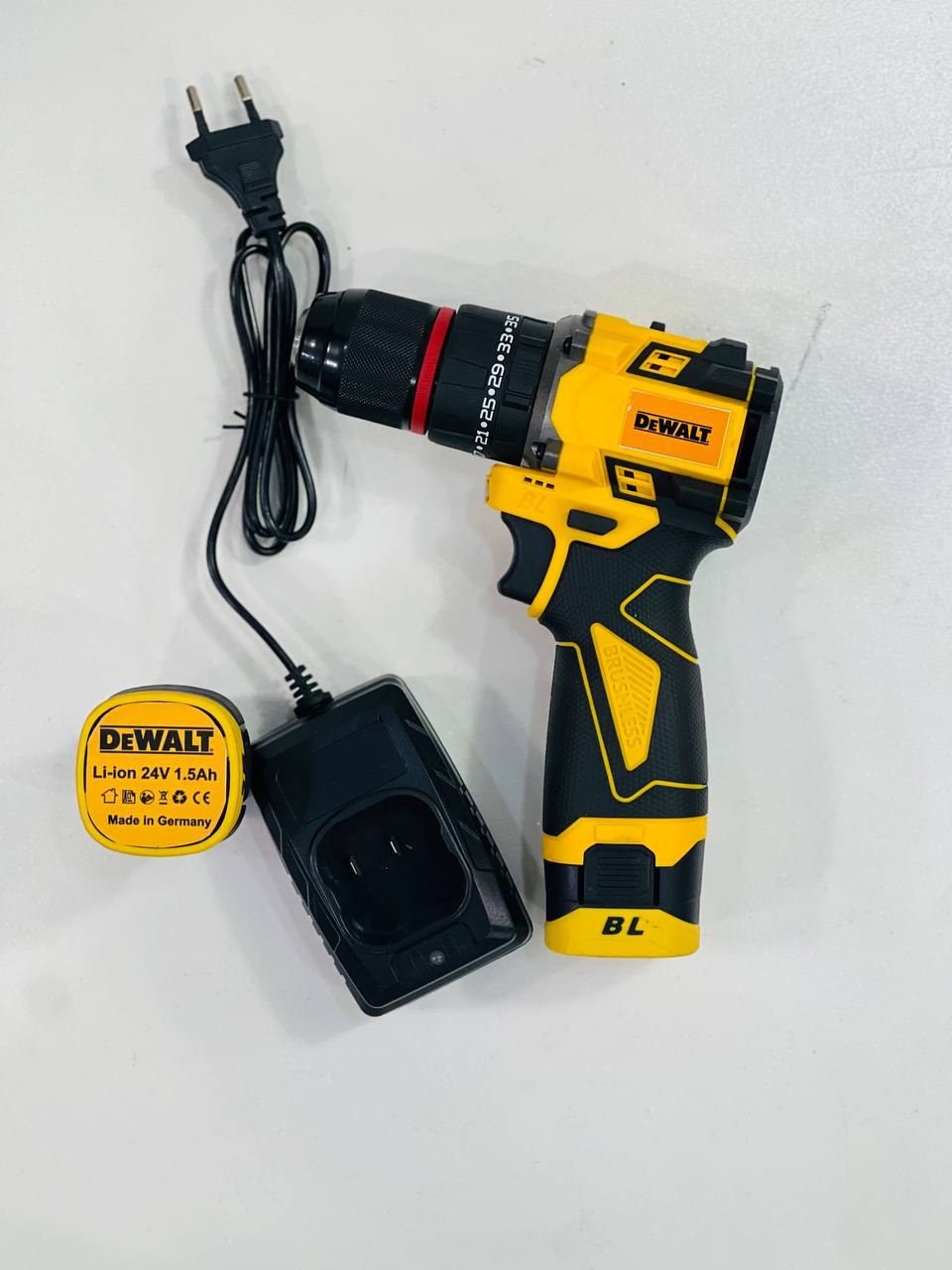 دریل شارژی براشلس دیوالت 24 ولت با دو باطری مشاوره خرید: 09184644970