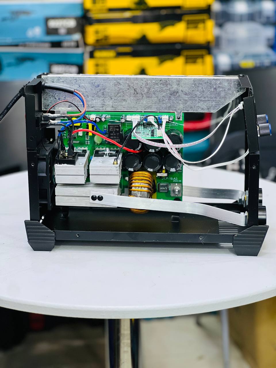 دستگاه جوش اینورتر ماکیتا 400 آمپر: قدرت بینظیر با 6 خازن برای جوشکاری حرفهای