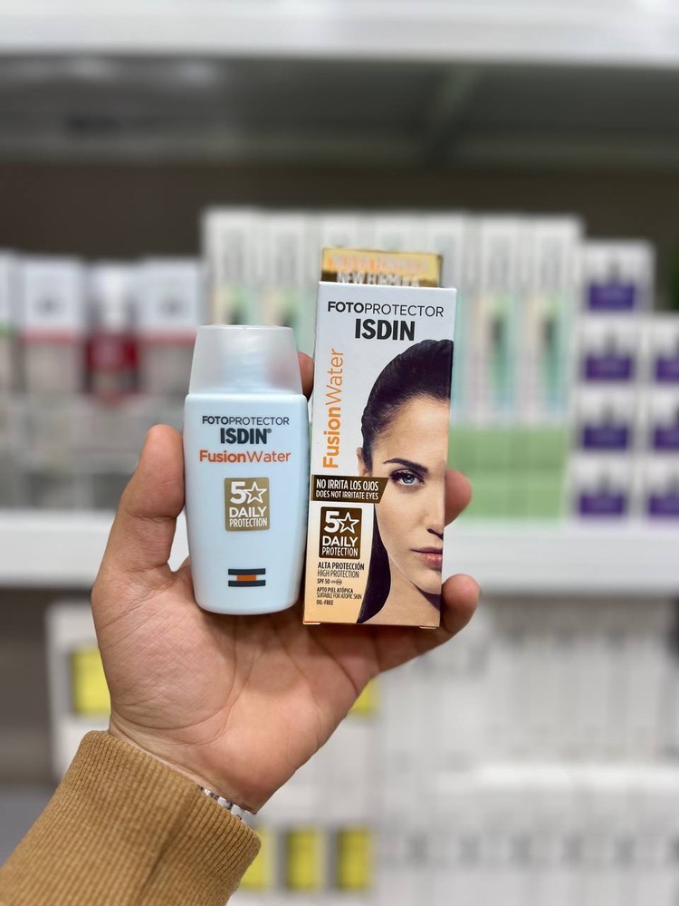 ضد آفتاب فیوژن واتر مجیک SPF 50 برند Isdin حتی دور چشم!